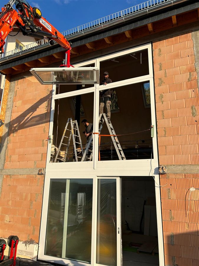Fenstermontage an einem zweigeschossigen Neubau