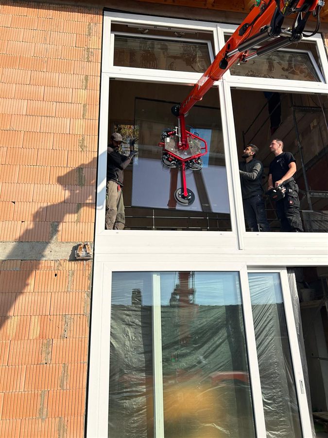 Nahaufnahme der Glasmontage mit Vakuumheber