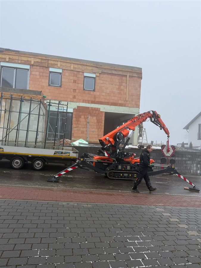 Spinnenkran vor einer Baustelle f&uuml;r die Fenstermontage