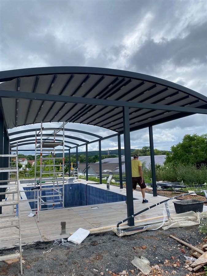 Fertig montiertes Lamellendach &uuml;ber einer Poolterrasse