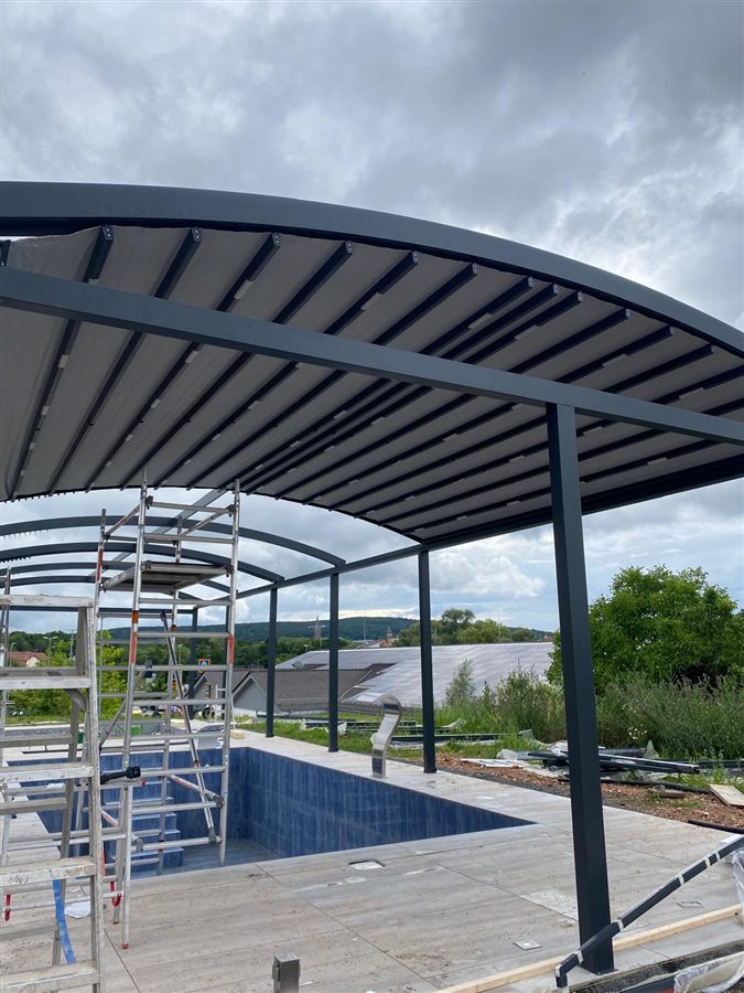 Detailansicht der Lamellen eines Terrassendachs