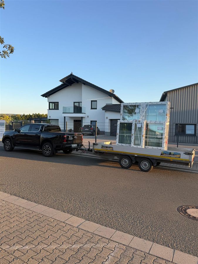 Anlieferung neuer Fenster mit Fahrzeug und Anh&auml;nger