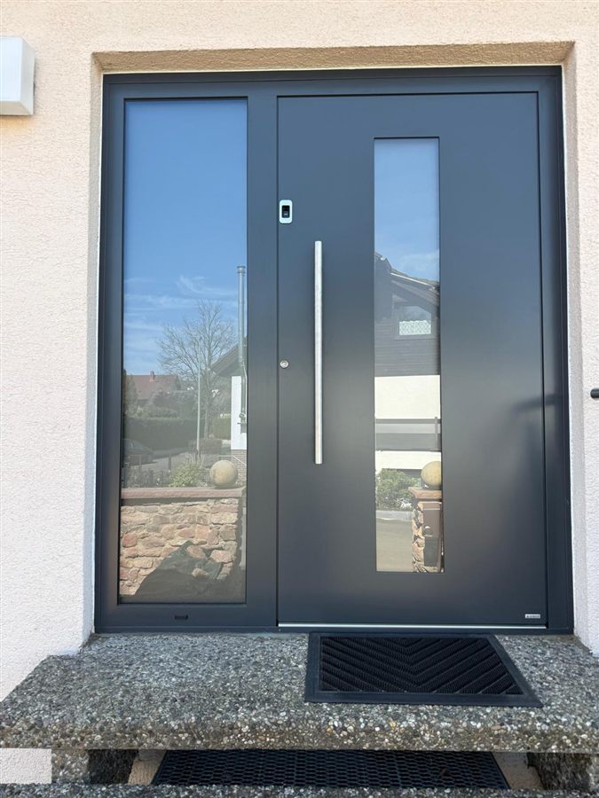 Fertig montierte Haust&uuml;r mit Seitenteil und Fingerprint-Schloss