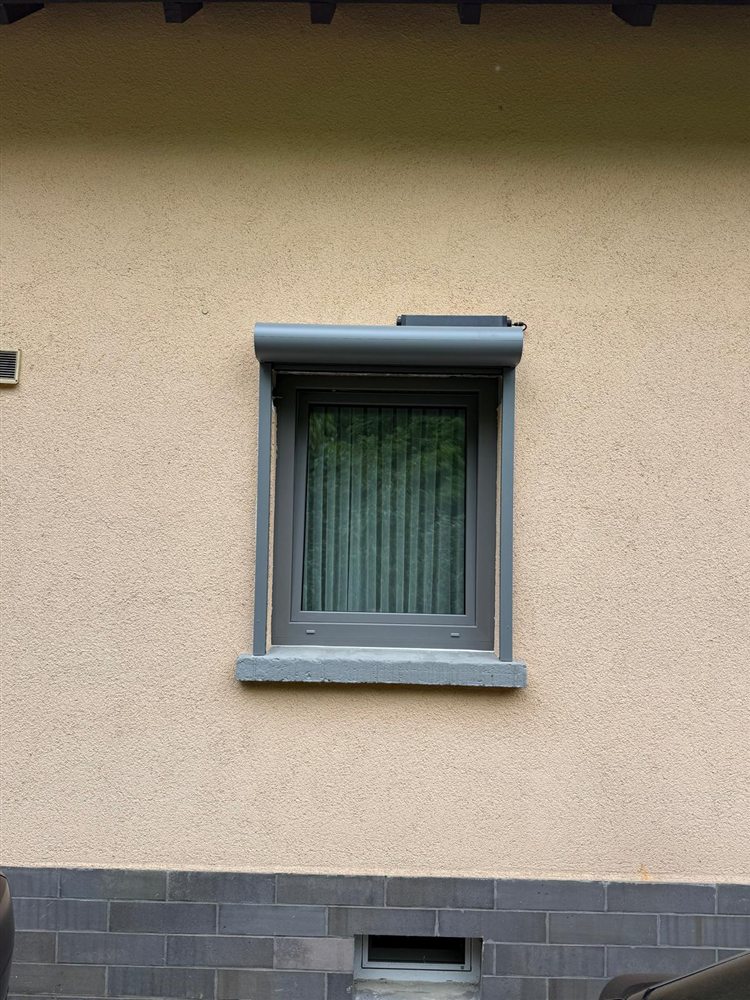Montierter Rollladen mit Antrieb an einem Fenster