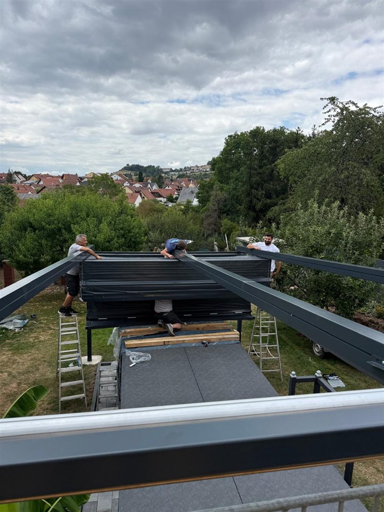 Montage einer Pergola mit Lamellendach auf einer Terrasse